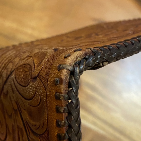 Vintage hand tooled leather unisex bifold - Picture 4 of 13